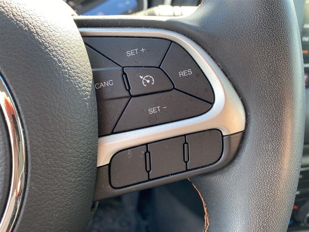 Used 2021 Olive Green Pearlcoat Jeep Latitude image 19