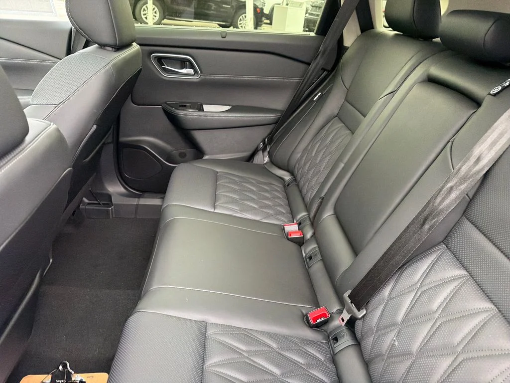 New 2026 Everest White Pearl TriCoat / Super Black Two-tone Nissan Platinum image 31