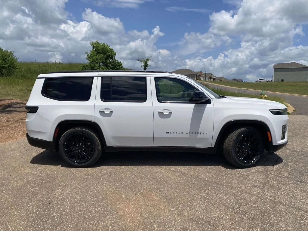 New 2026 Bright White Clear-Coat Exterior Paint Jeep Limited Reserve image 7