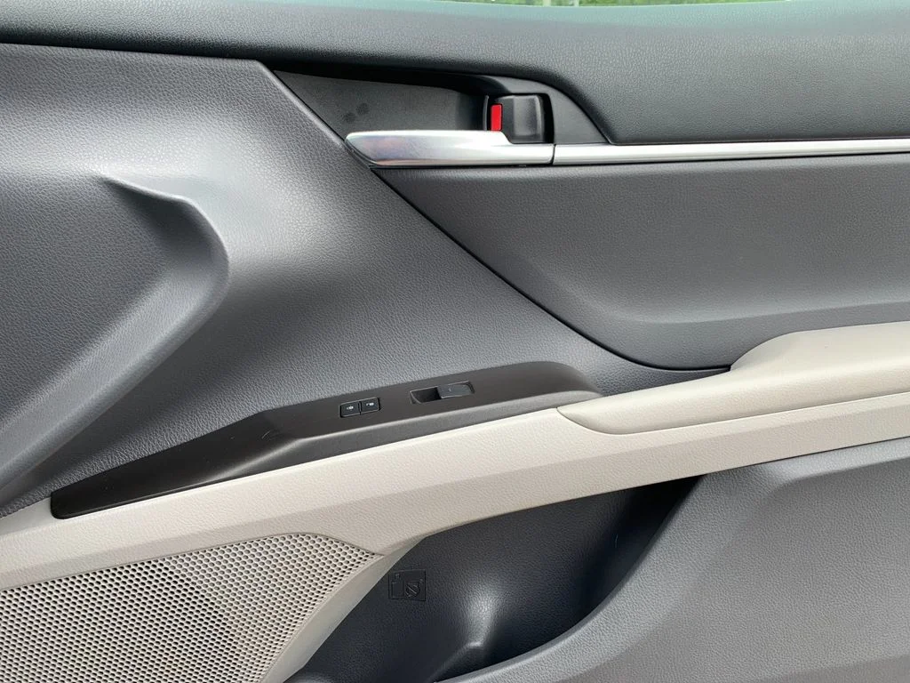 Used 2022 White Toyota LE image 19