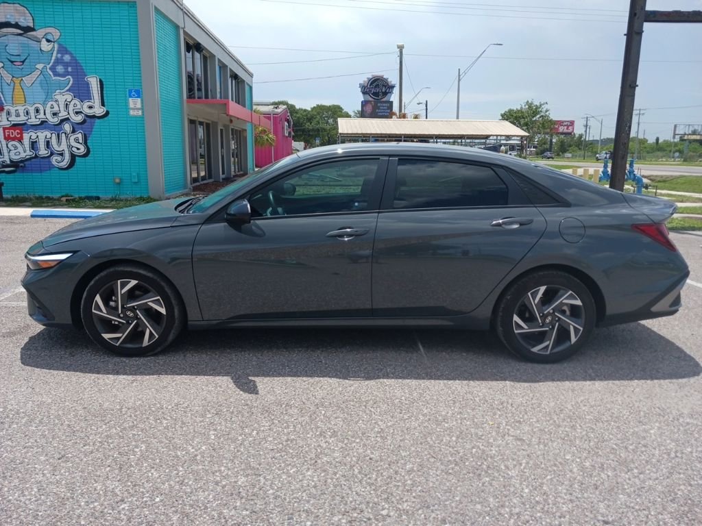 Used 2025 Gray Hyundai SEL Sport image 6