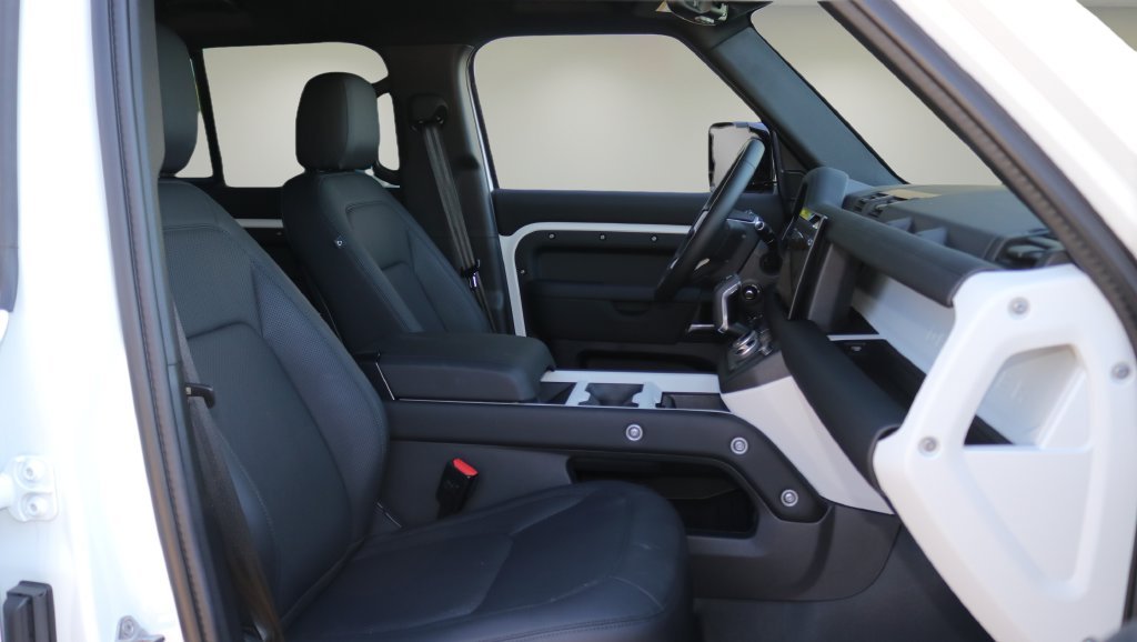 Used 2025 White Land Rover X-Dynamic SE image 17