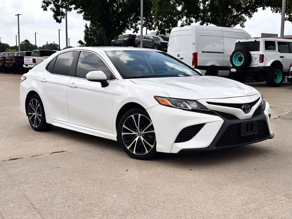 2020 Toyota Camry SE FWD photo