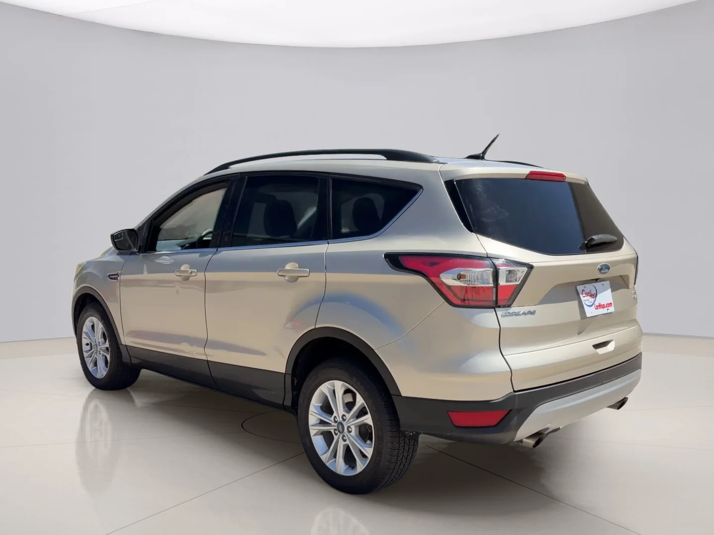 Used 2018 Gold Ford SE 4WD image 3