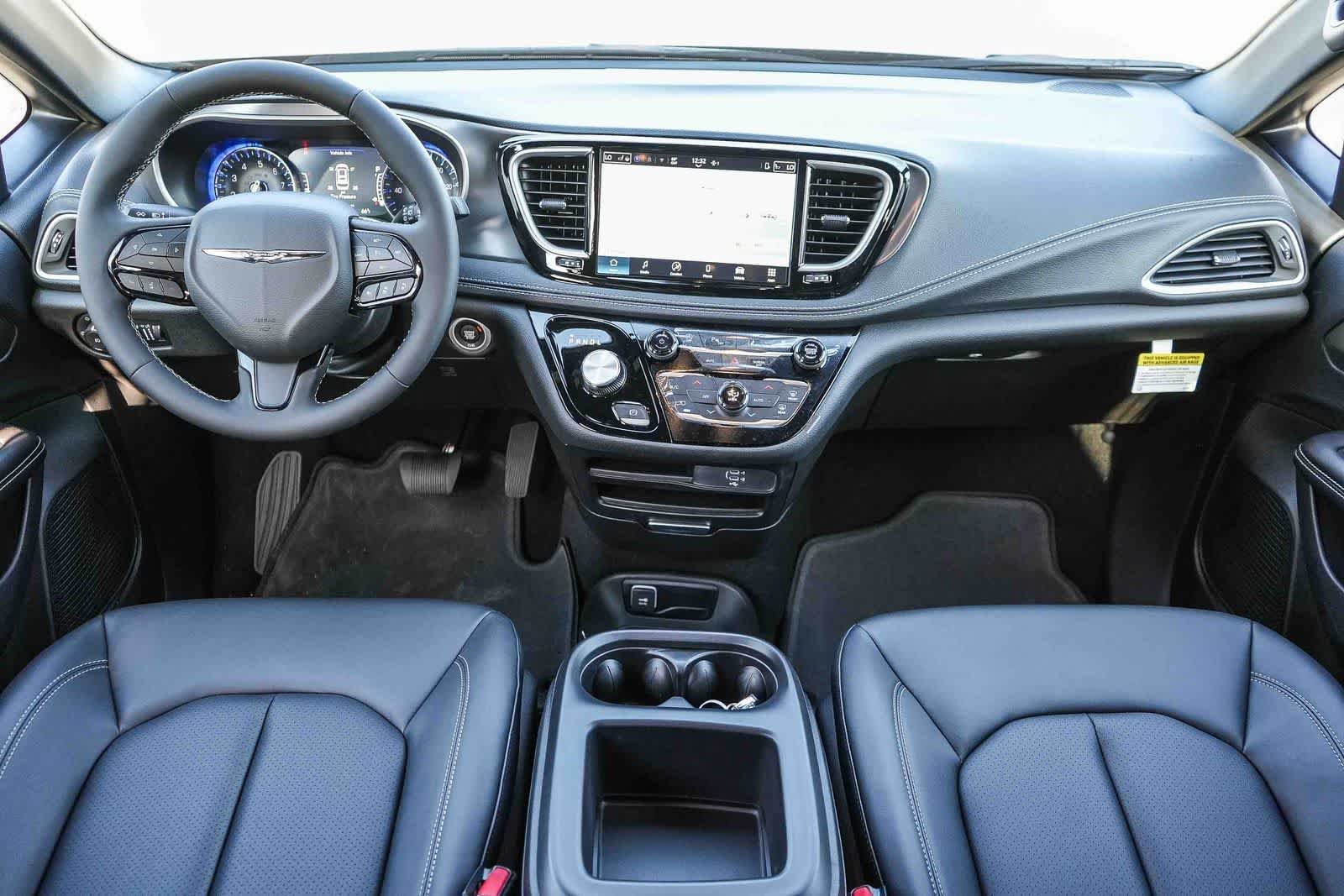New 2026 Diamond Black Crystal Pearl-Coat Exterior Paint Chrysler Select image 14