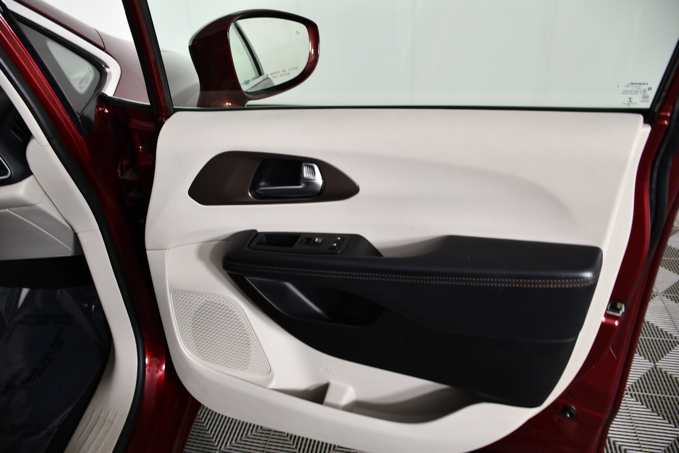 Used 2019 Velvet Red Pearlcoat Chrysler Touring L image 38