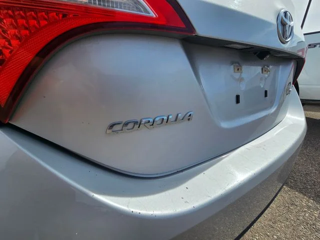 Used 2014 Classic Silver Metallic Toyota LE image 15