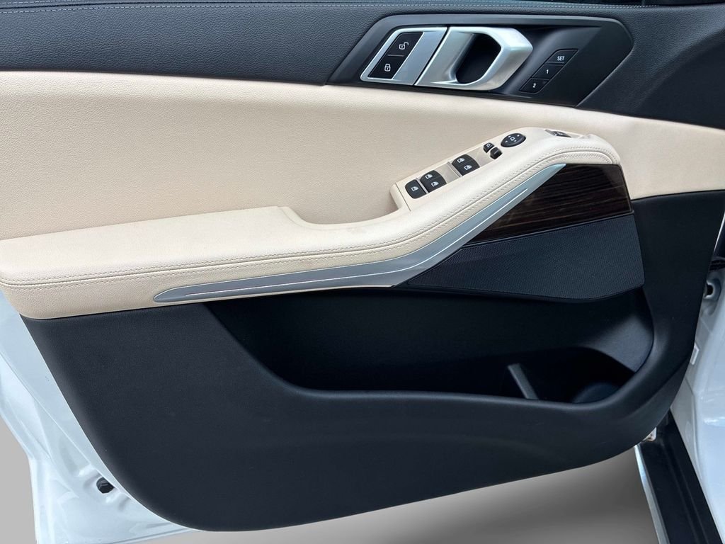 Used 2021 White BMW xDrive40i image 22