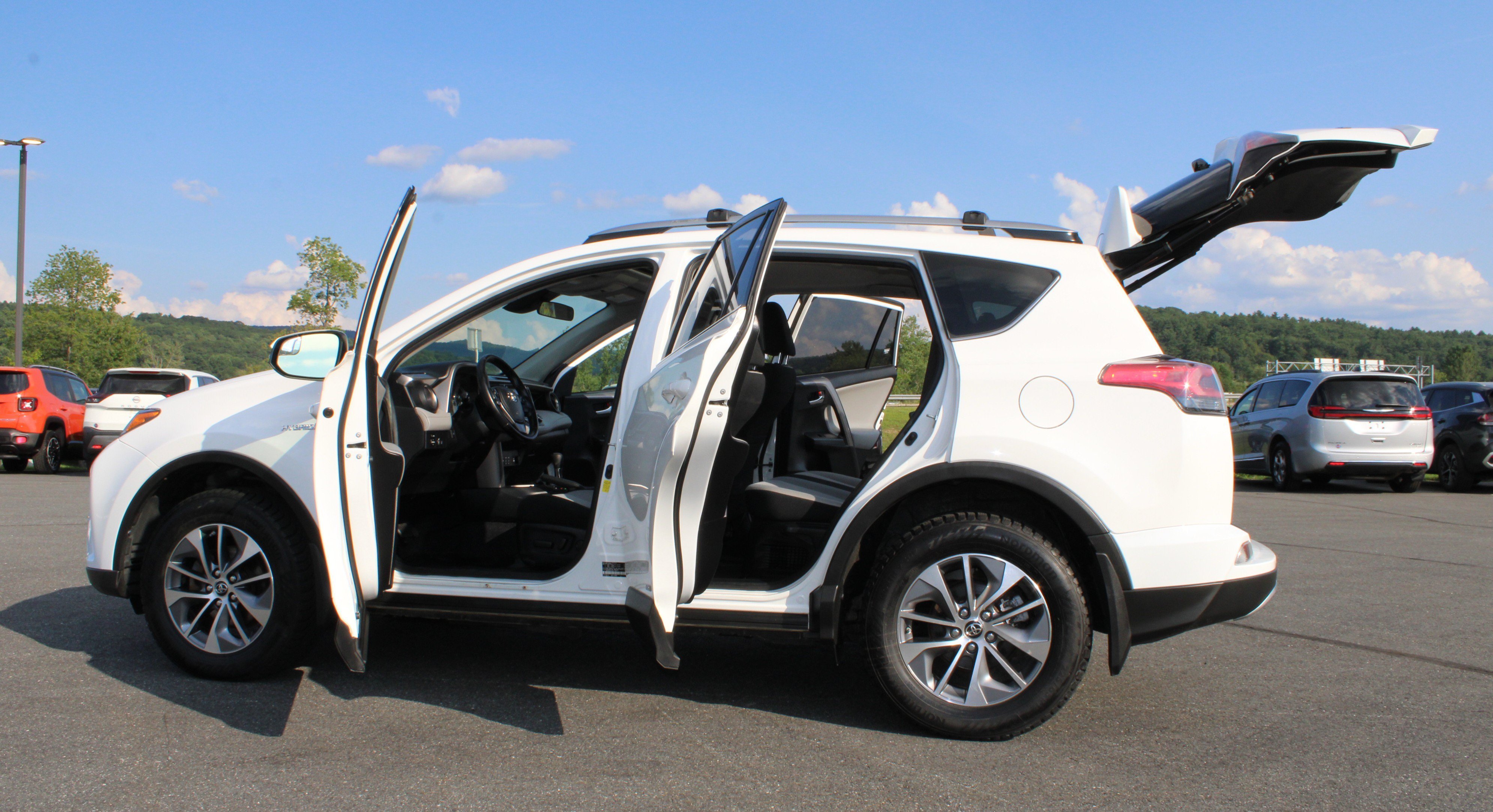 Used 2018 White Toyota  image 21
