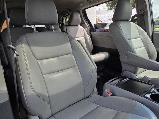 Used 2015 Silver Sky Metallic Toyota XLE Premium 8-Passenger image 31