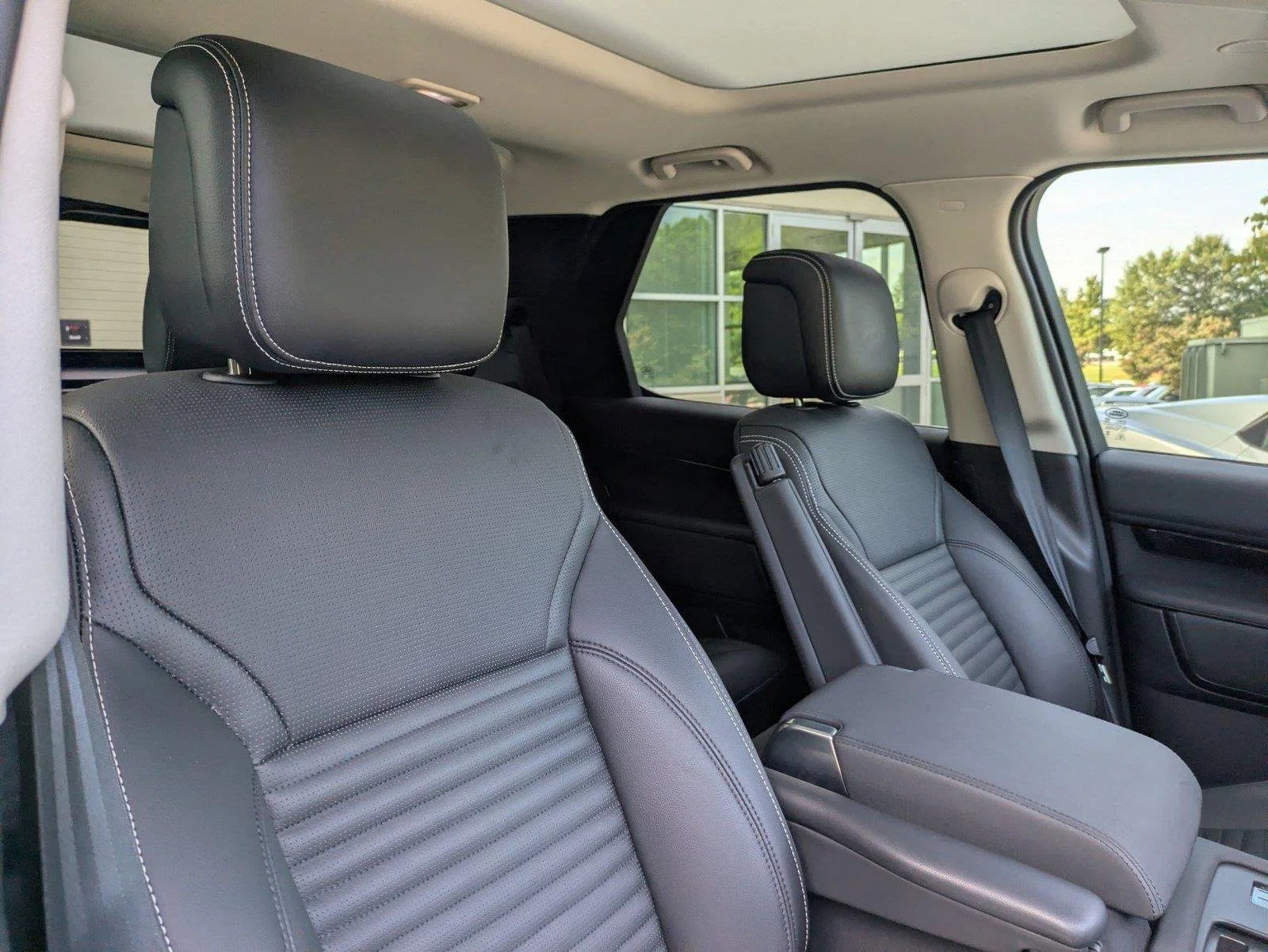 Used 2024 Fuji White Land Rover S image 36