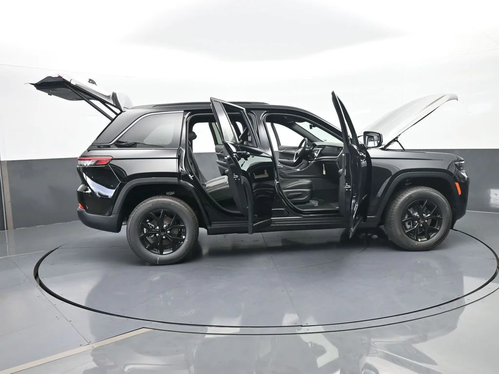 New 2026 Diamond Black Crystal Pearl-Coat Exterior Paint Jeep Altitude image 56