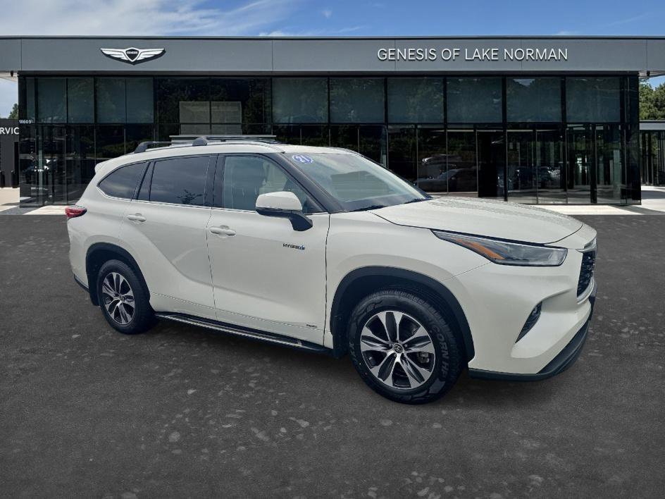 Used 2021 Blizzard Pearl Toyota Hybrid XLE image 3