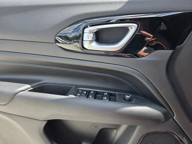 New 2026 Bright White Clearcoat Jeep Latitude image 19