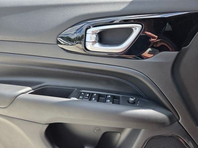 New 2026 Bright White Clearcoat Jeep Latitude image 19