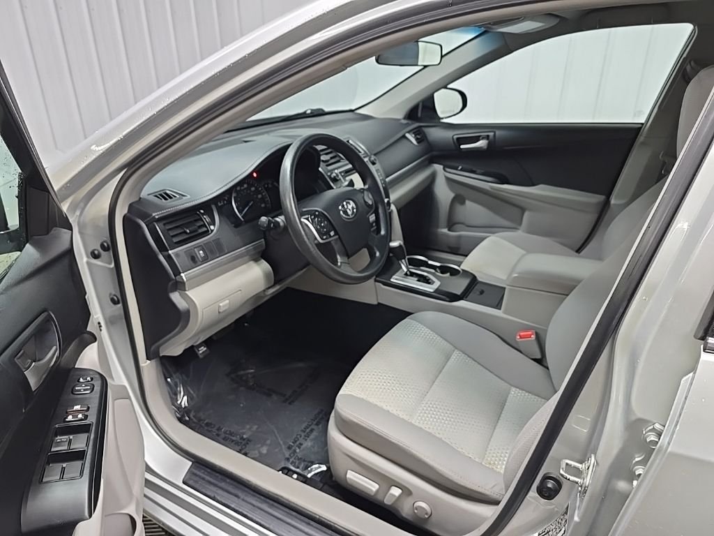 Used 2014 Silver Toyota LE image 31