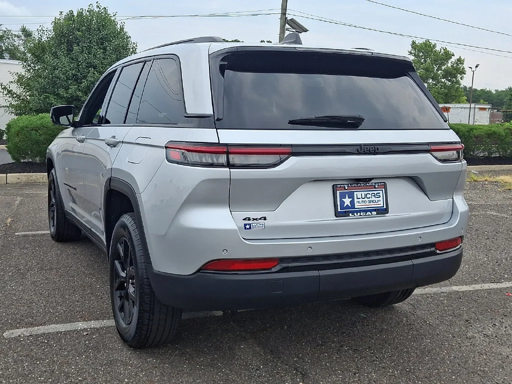 Used 2024 Silver Jeep Altitude X 4x4 image 9
