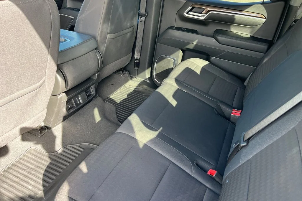 Used 2025 White Chevrolet LT image 5