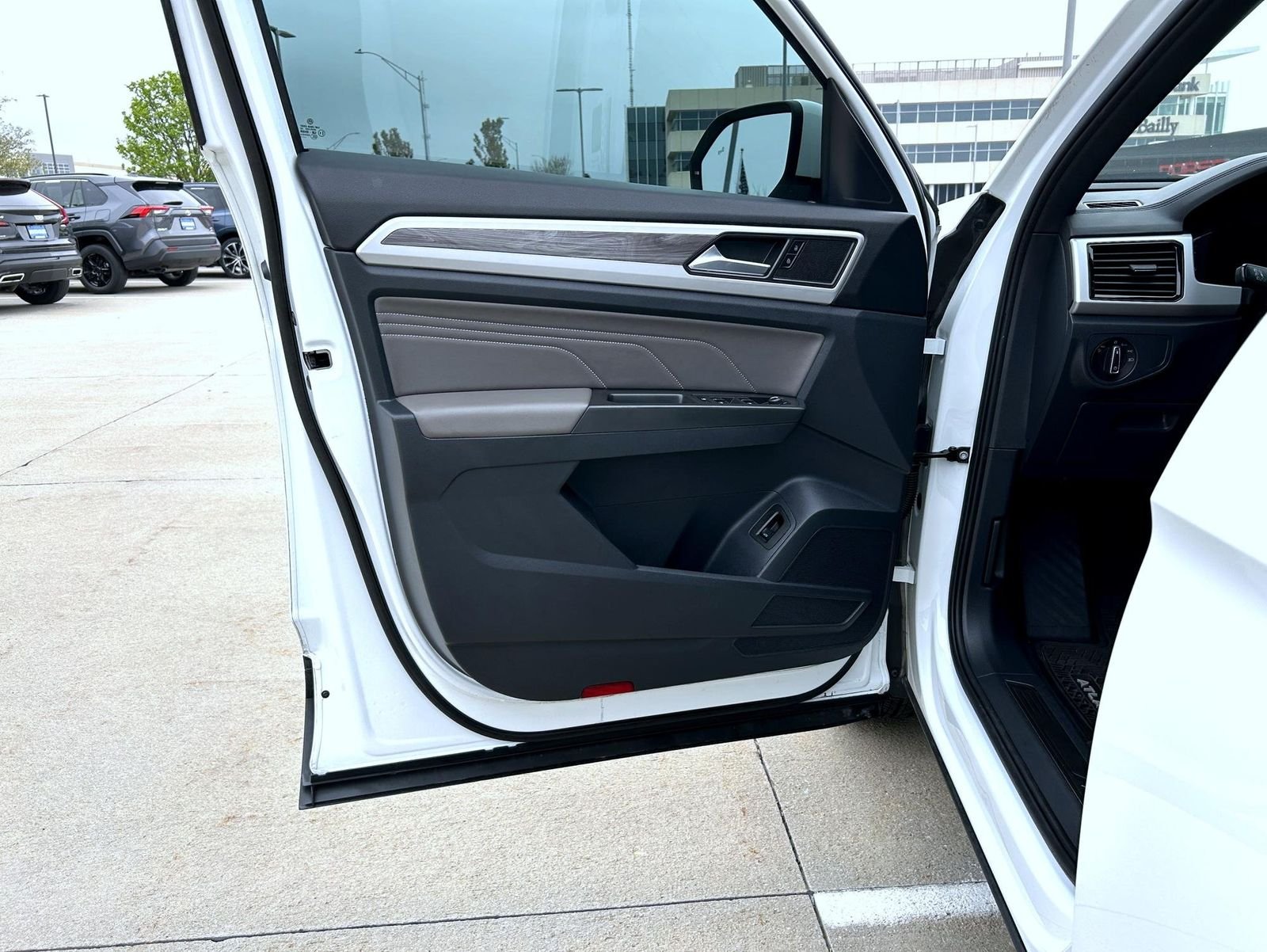 Used 2022 White Volkswagen 3.6L V6 SE w/Technology image 9