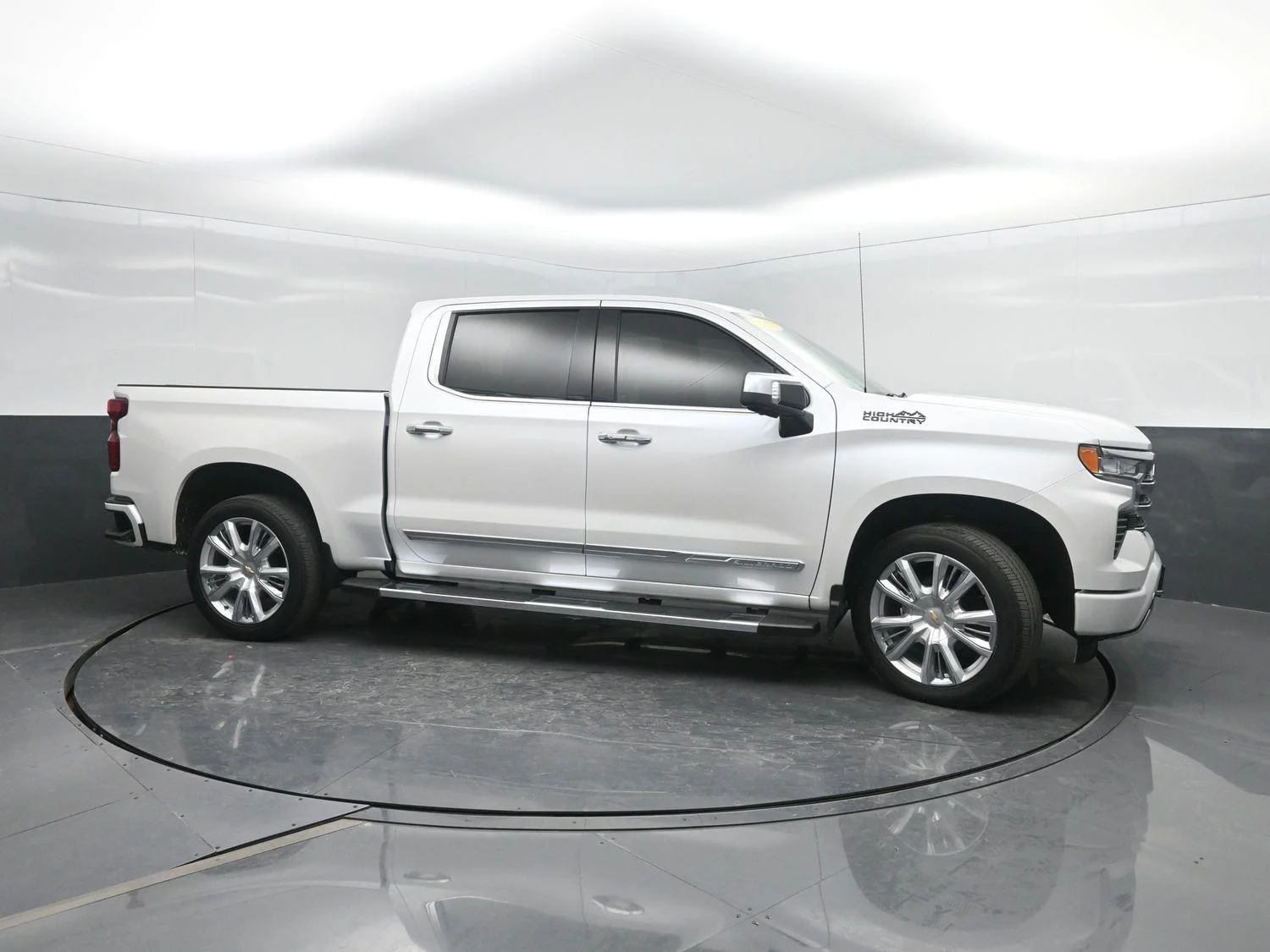 Used 2023 Iridescent Pearl Tricoat Chevrolet High Country image 3
