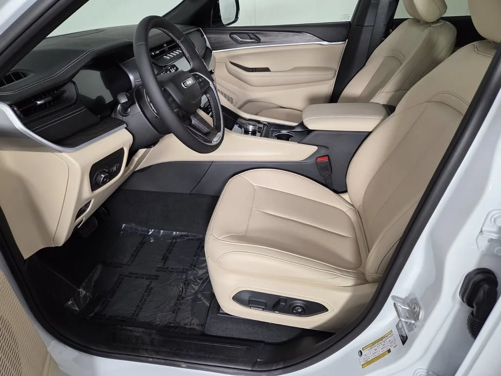 New 2026 Bright White Clear-Coat Exterior Paint Jeep Limited image 11