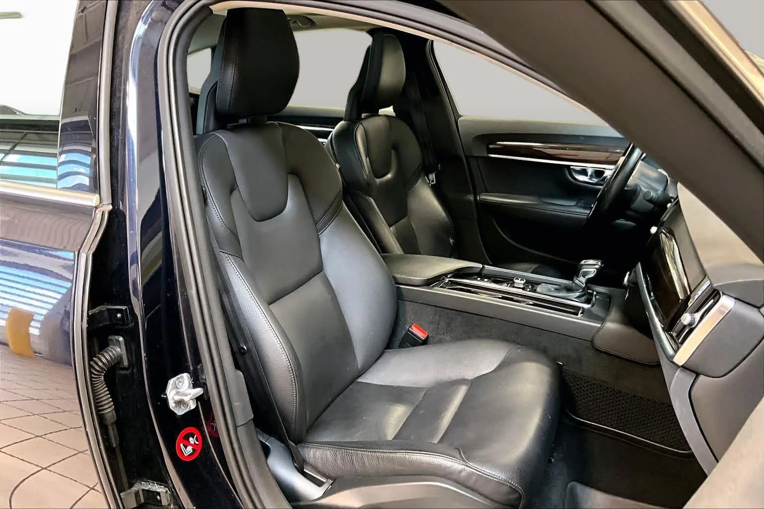 Used 2017 Magic Blue Metallic Volvo Momentum image 8