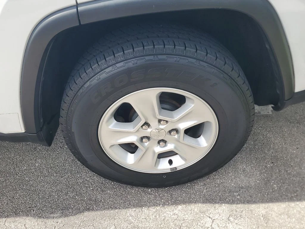Used 2016 White/off-white Jeep Laredo image 5