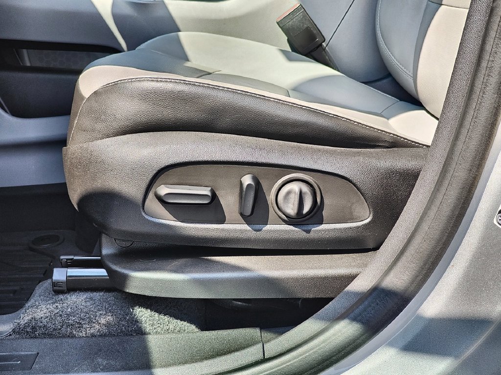 Used 2022 Silver GMC SLT image 12
