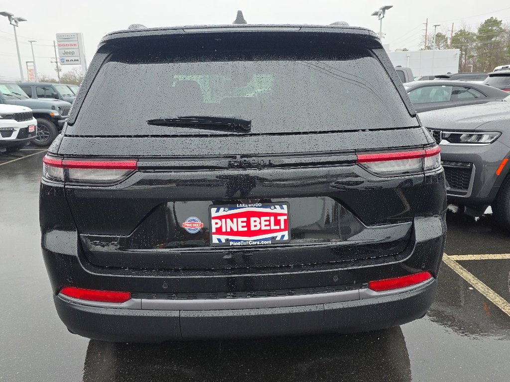 New 2026 Diamond Black Crystal Pearl-Coat Exterior Paint Jeep Altitude image 12