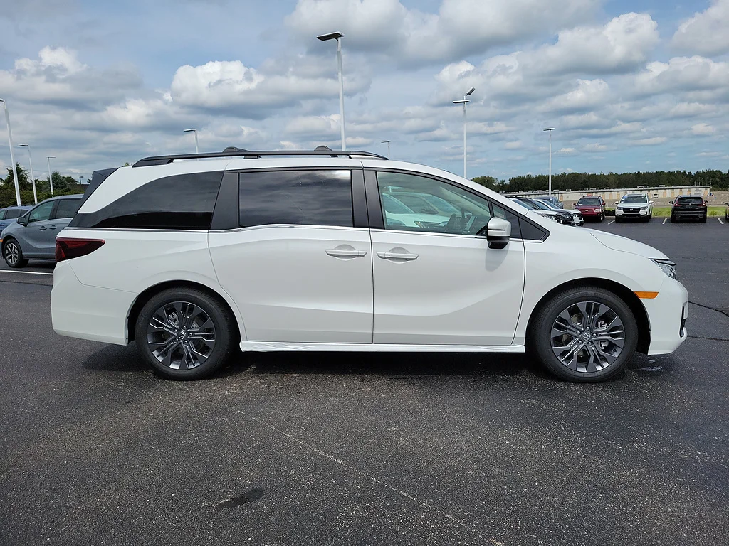 New 2026 Platinum White Pearl Honda Touring image 7