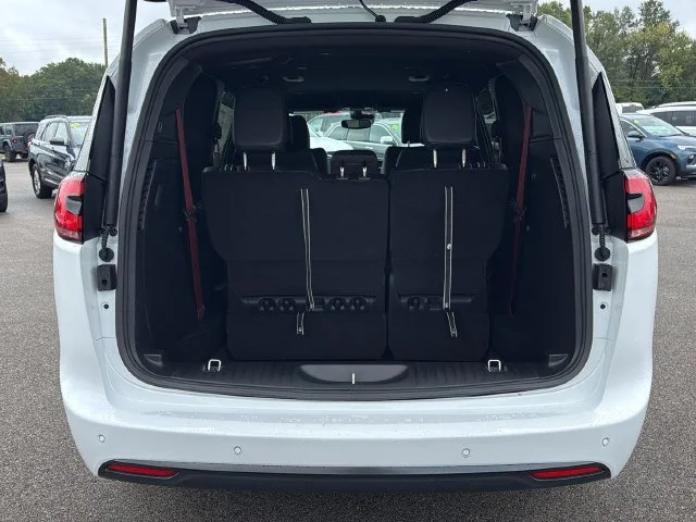 New 2027 White/off-white Chrysler Select image 16