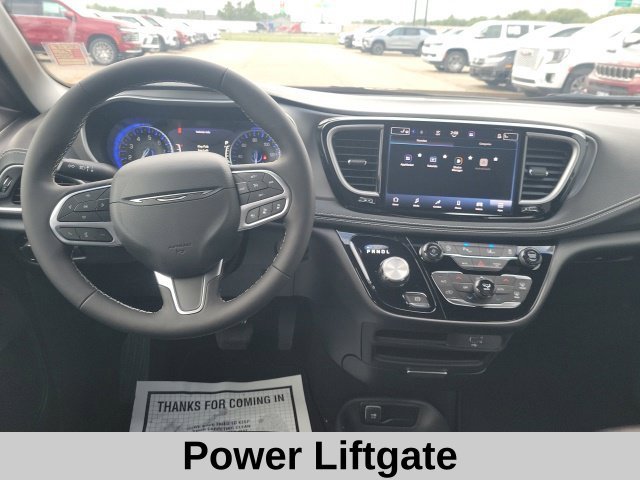 New 2027 Bright White Clear-Coat Paint Chrysler Select image 4