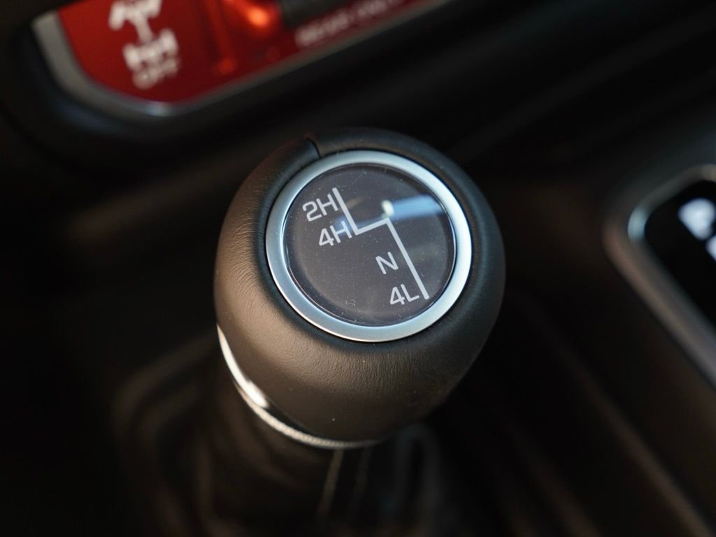 New 2026 Bright White Clear-Coat Exterior Paint Jeep Rubicon image 17