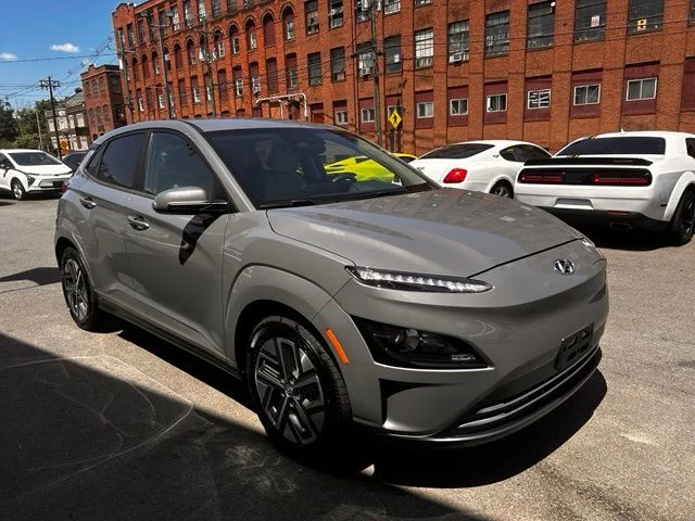 Used 2023 Gray Hyundai SE image 3