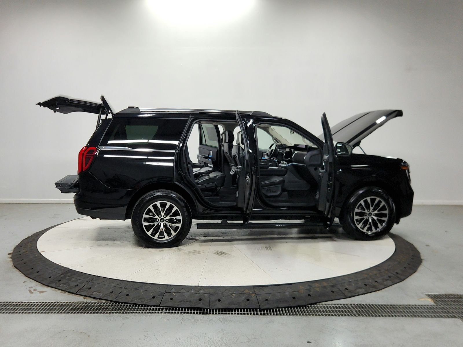 Used 2025 Agate Black Ford Platinum image 17