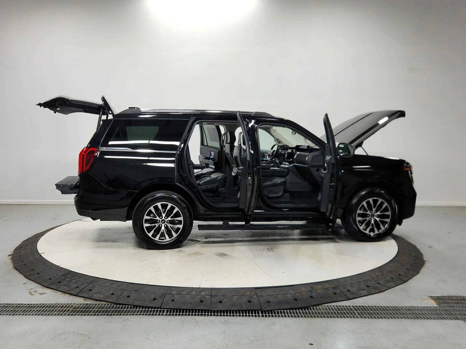 Used 2025 Black Ford Platinum image 17