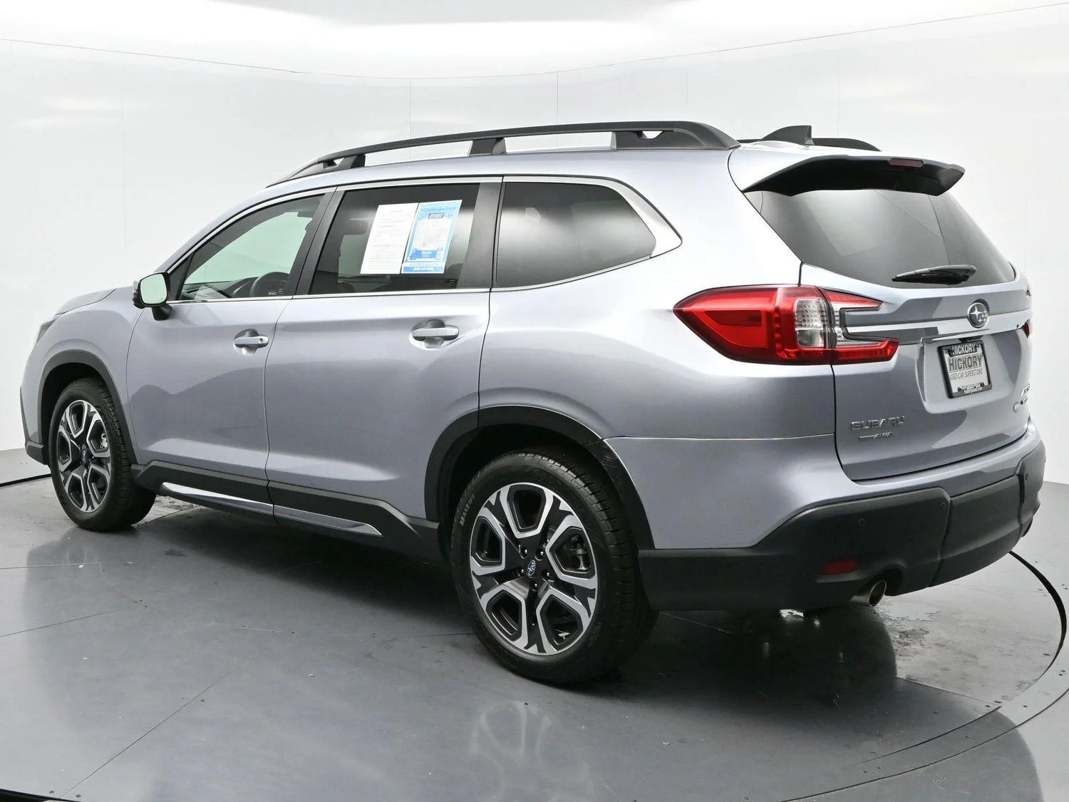 Used 2023 Ice Silver Metallic Subaru Limited image 5