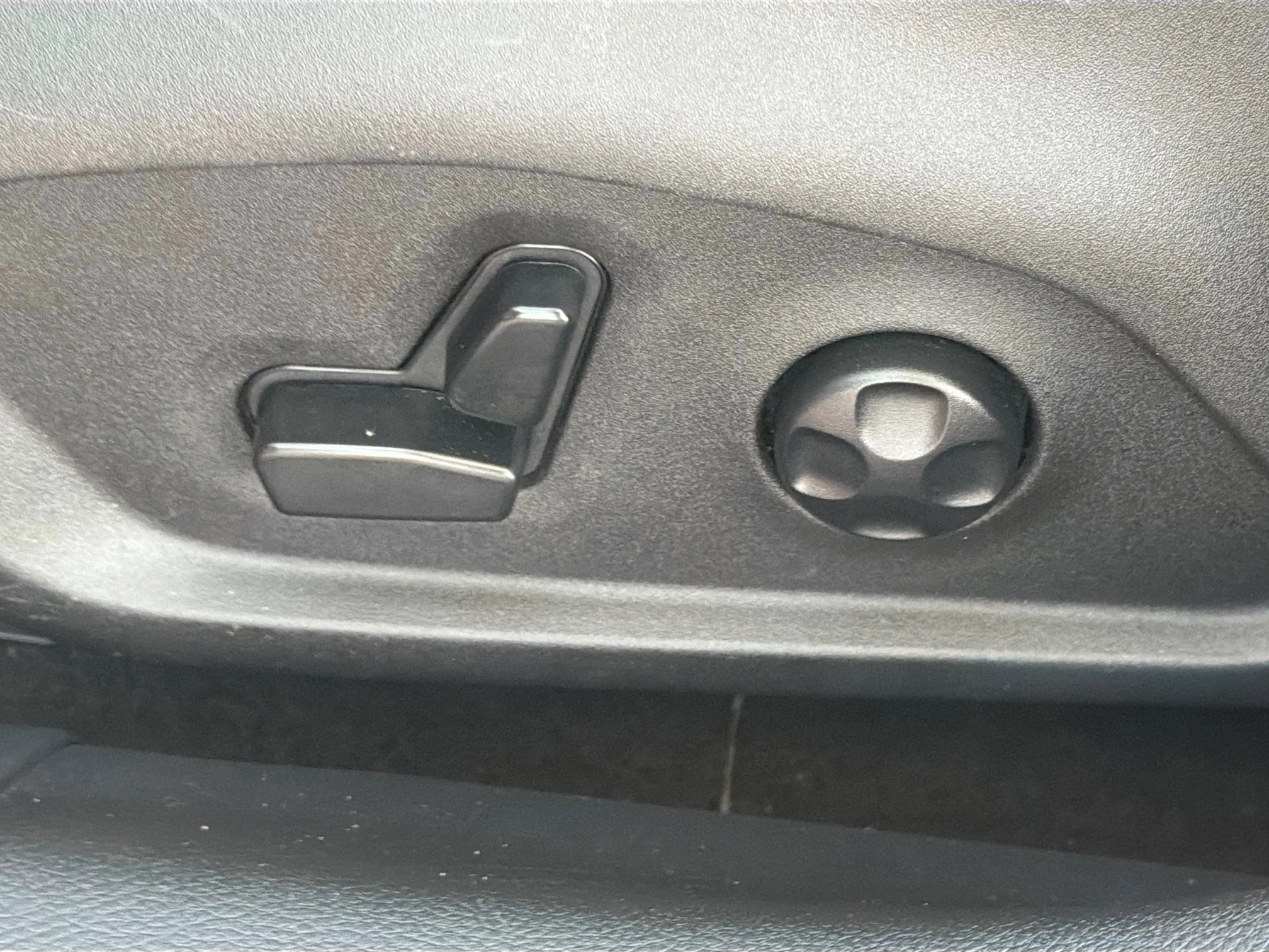 Used 2018 Redline Pearlcoat Jeep Latitude image 24