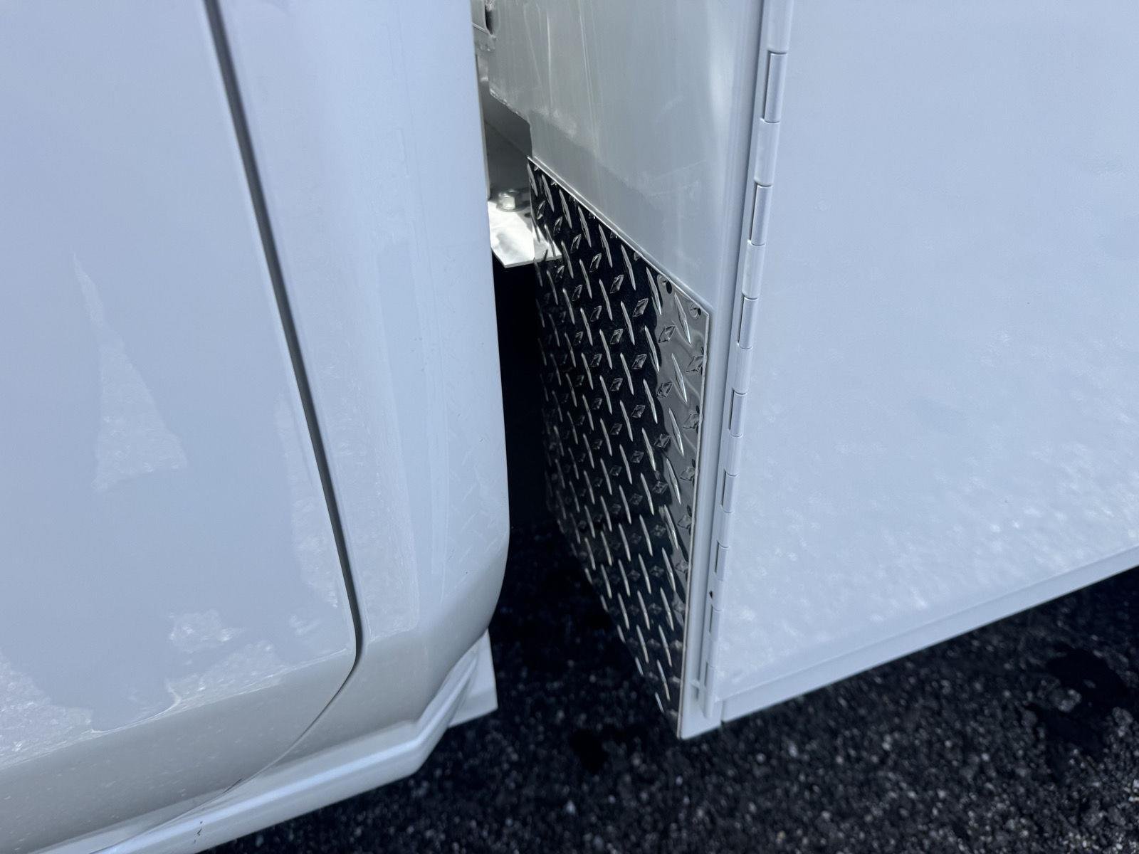 New 2026 Summit White Chevrolet WT image 7