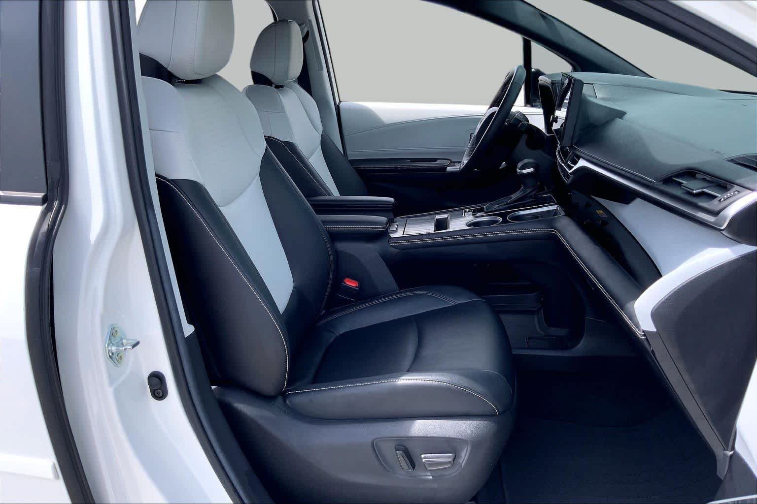 Used 2025 Ice Cap Toyota XSE image 9
