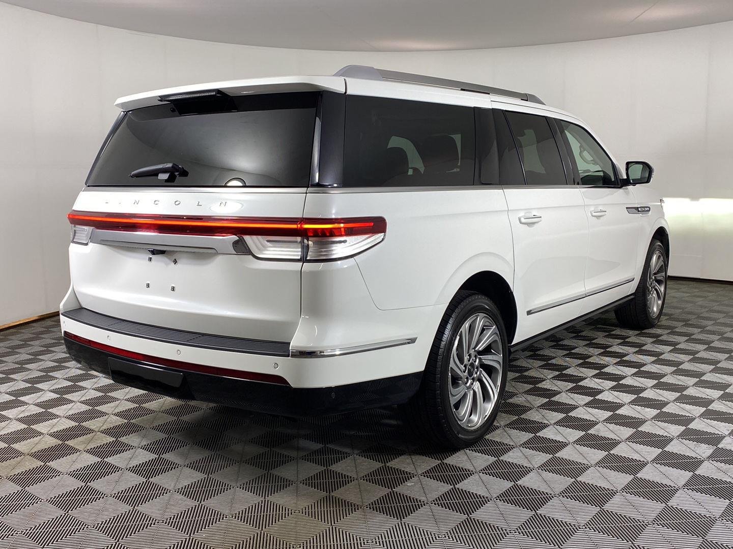 Used 2022 Pristine White Lincoln Reserve image 5