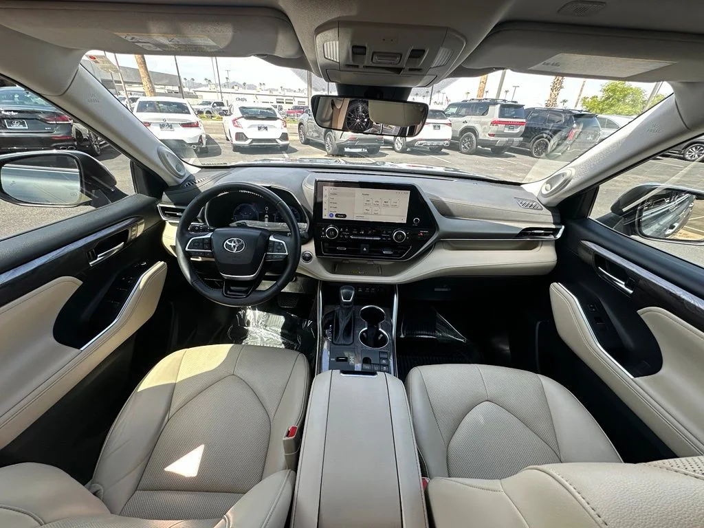 Used 2023  Toyota Limited image 21