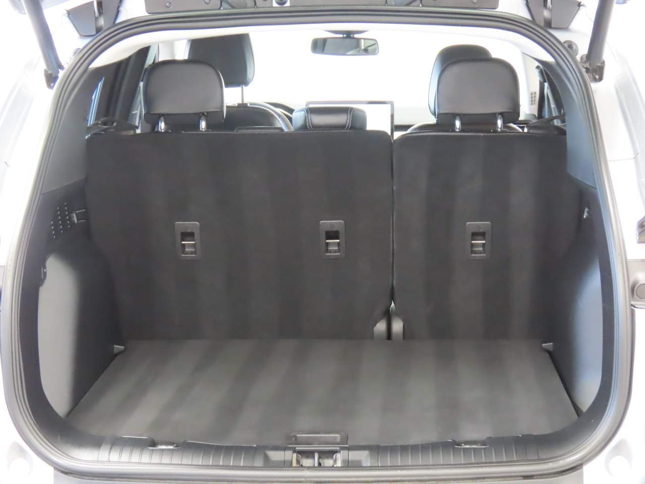Used 2023 Iconic Silver Ford Platinum image 17