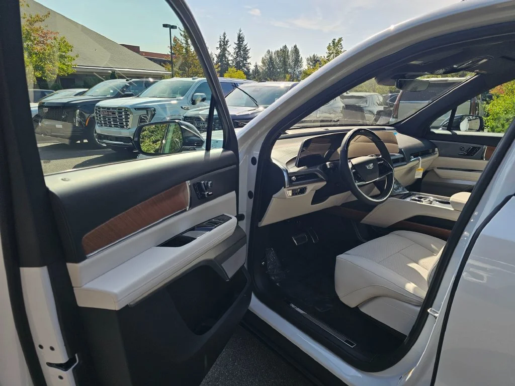 New 2027 Vibrant White Tricoat Cadillac Luxury image 23