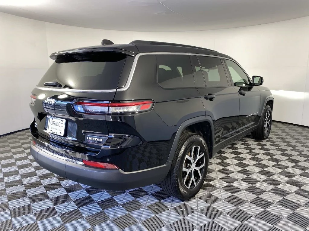 Used 2024 Diamond Black Jeep Limited image 9