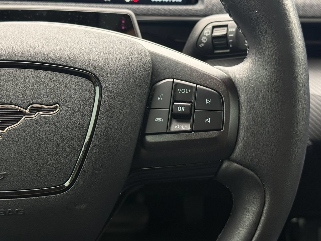 Used 2021  Ford Premium image 9