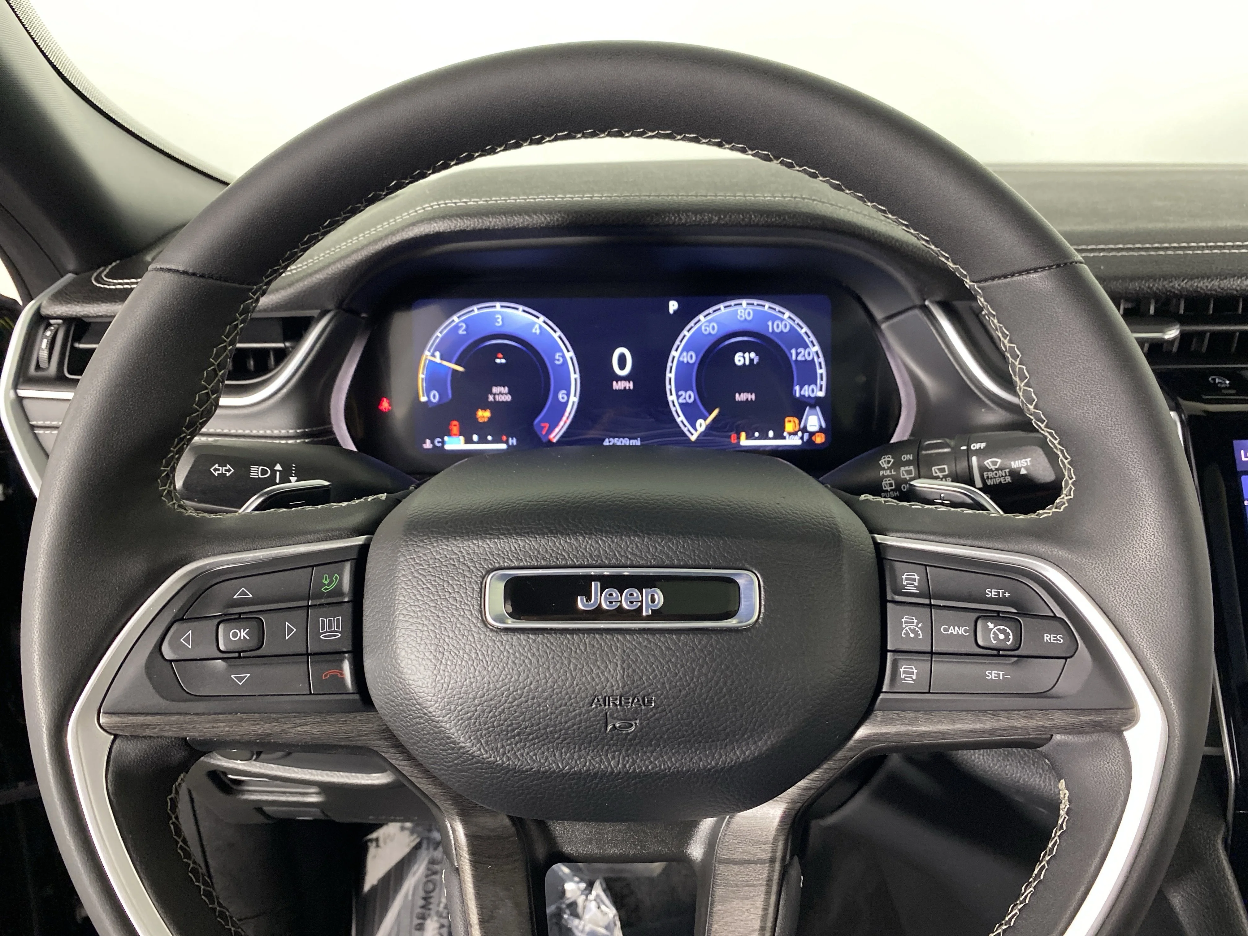 Used 2024 Diamond Black Crystal Pearlcoat Jeep Limited image 22