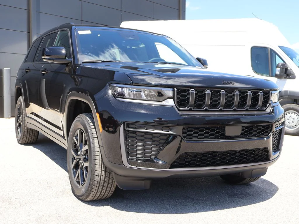 New 2026 Diamond Black Crystal Pearl-Coat Exterior Paint Jeep Altitude image 6