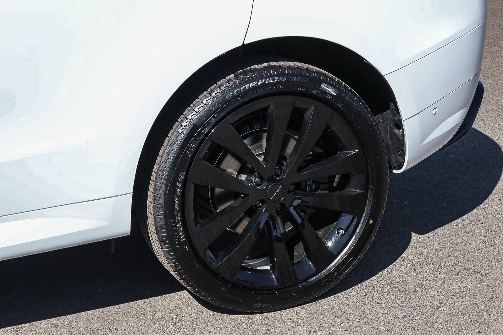 New 2026 Fuji White Land Rover Dynamic SE image 10