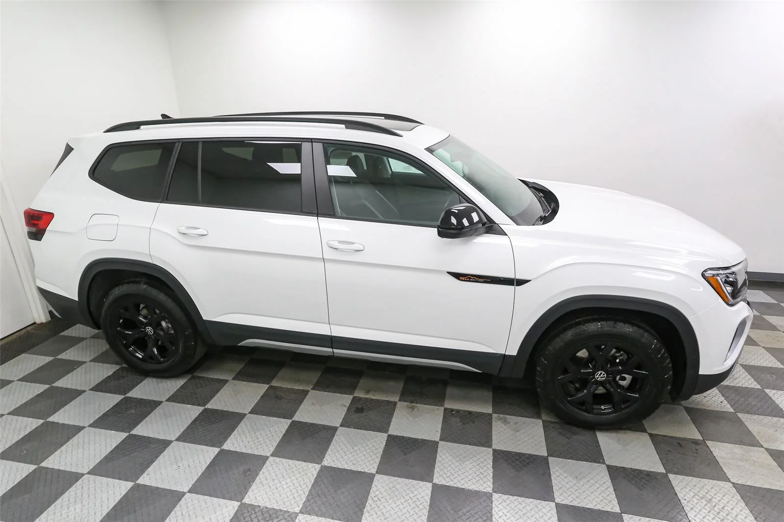 New 2026 Opal White Pearl Volkswagen 2.0T Peak Edition image 5
